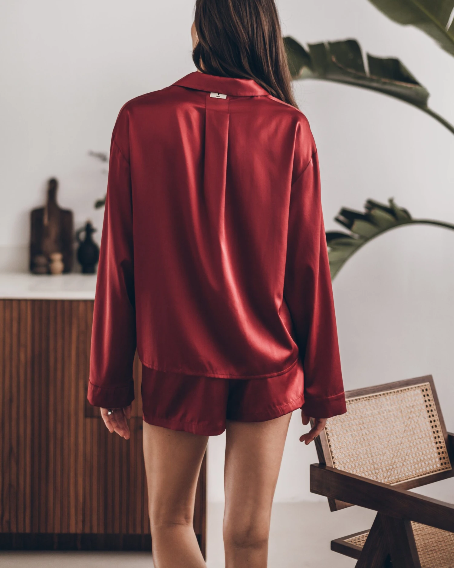 The Red Silk Shirt 5 The Red Silk Shirt - Image 3